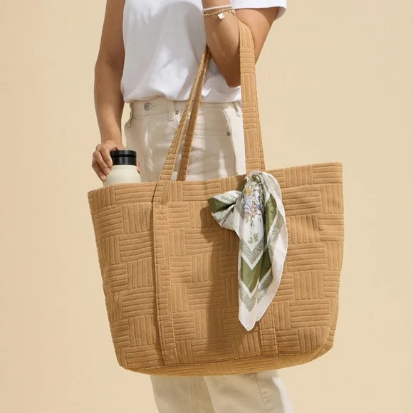 #760 Quilted Tote Bag (Woven Texture) w/Luxe Terry Fabric Travel Pouch -Medium - Picture 5 of 7